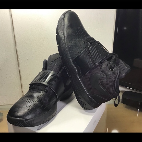 nike team hustle d8 black